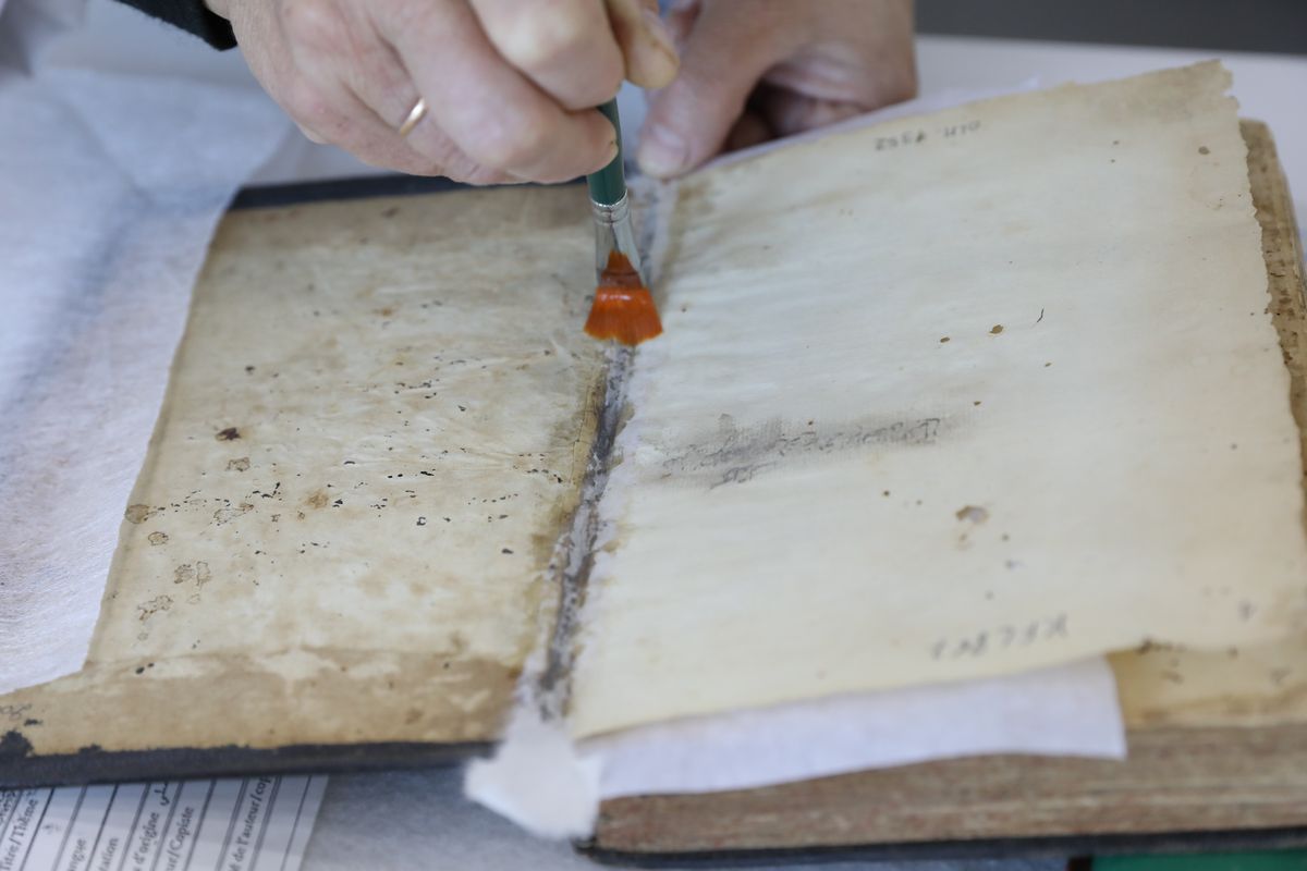 Repairing the gutter of a binding