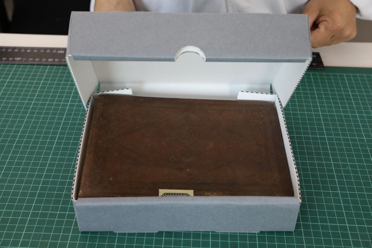 A made-to-measure acid-free box